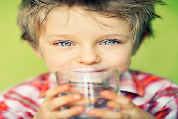 اثرات نوشیدن آب سالم برای کودکان و نوجوانان